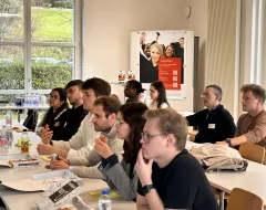 Studierende beim Alumni-Talk mit Mittagssnack