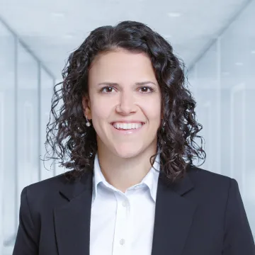 Professionelles Porträt einer Alumna der Universität Liechtenstein in Businesskleidung