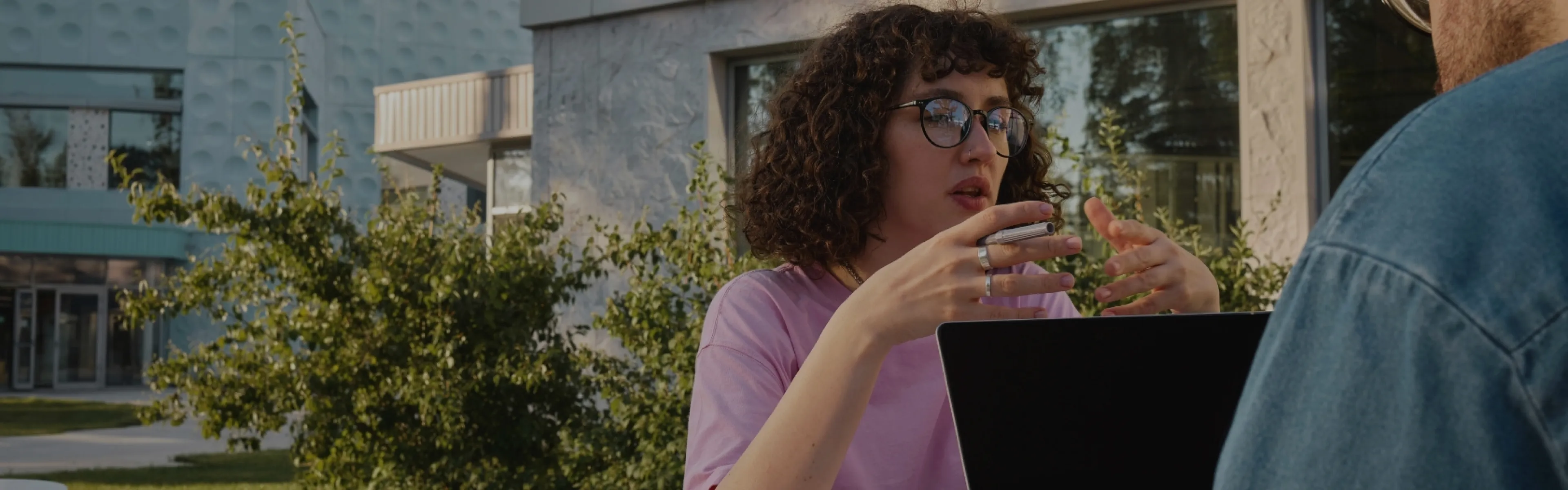 Eine Frau und ein Mann sitzen sich gegenüber und unterhalten sich.