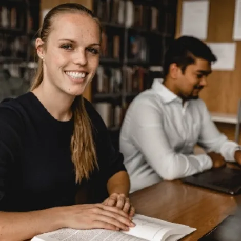 Frau studiert in der Bibliothek