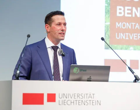 Professor Benjamin van Giffen hält seine Antrittsvorlesung an der Universität Liechtenstein zum Thema 'Tradition trifft Technologie' im Bereich Informationssysteme und digitale Innovation.