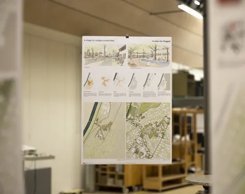 Ein Poster hängt in einem Innenraum und zeigt architektonische Pläne und Illustrationen. Es enthält Karten und Diagramme, die Konzepte für nachhaltiges Bauen darstellen. Der Hintergrund ist unscharf, was den Fokus auf das Poster lenkt.