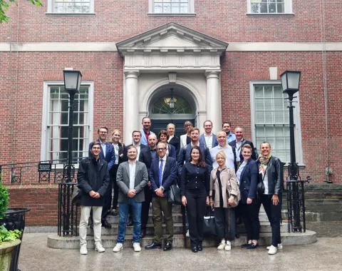Gruppenfoto von Studierenden und Dozenten des Executive Master of Laws vor einem historischen Gebäude in New York während einer Studienreise.