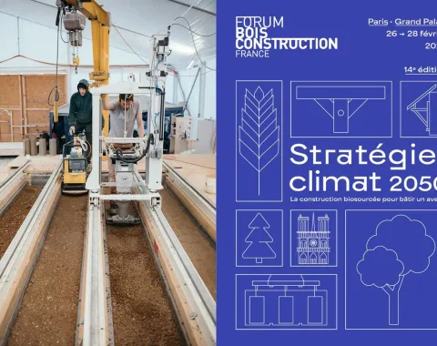 Zwei Personen arbeiten an einer Holzbau-Maschine in einer Werkstatt. Rechts im Bild ist ein blaues Poster mit dem Text „Forum Bois Construction France“ und „Stratégie Climat 2050“ sowie grafischen Elementen von Bäumen und Gebäuden zu sehen.