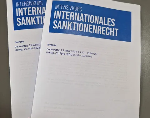 Zwei Flyer des Intensivkurses „Internationales Sanktionenrecht“ der Universität Liechtenstein, mit Terminen am 25. und 26. April 2024.