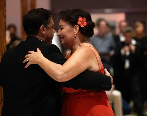 Tanzpaar-rotes-Kleid-Blume-Uniball-Liechtenstein