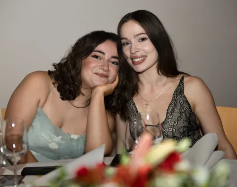 Zwei-Gäste-lächelnd-am-Tisch-Universitätsball-Liechtenstein