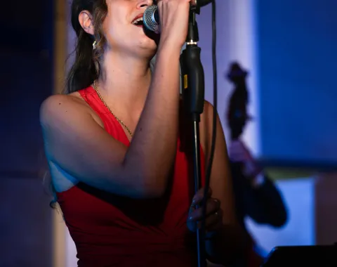 Saengerin-rotes-Kleid-Buehne-Uniball-Liechtenstein