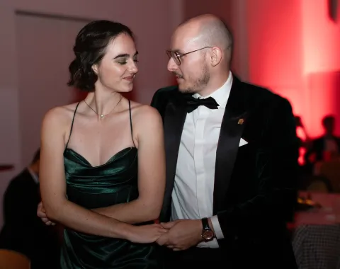 Tanzendes-Paar-laechelt-Uniball-Liechtenstein