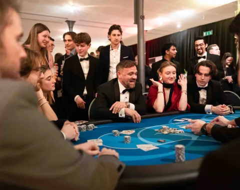 Gaeste-lachen-Pokertisch-Uniball-Liechtenstein