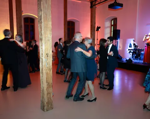 Tanzende-Gaeste-Saal-Uniball-Liechtenstein