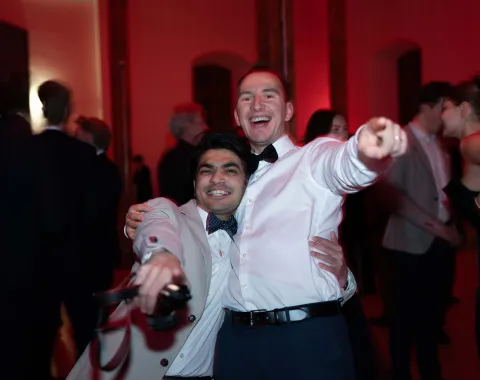 Freunde-feiern-und-zeigen-in-Kamera-Uniball-Liechtenstein