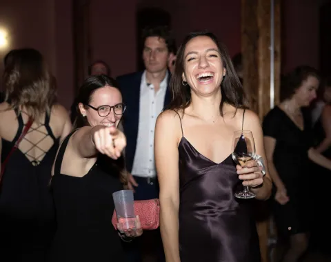 Zwei-Frauen-lachen-und-zeigen-Uniball-Liechtenstein