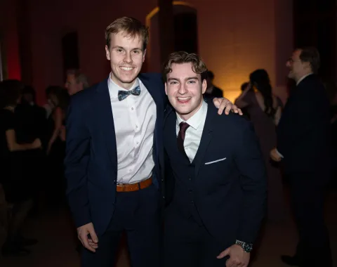 Zwei-Maenner-posieren-Uniball-Liechtenstein