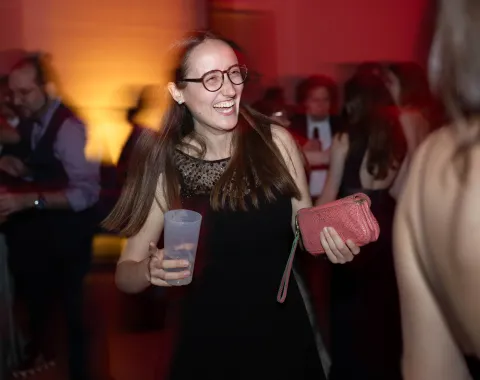 Lachende-Frau-tanzt-Uniball-Liechtenstein