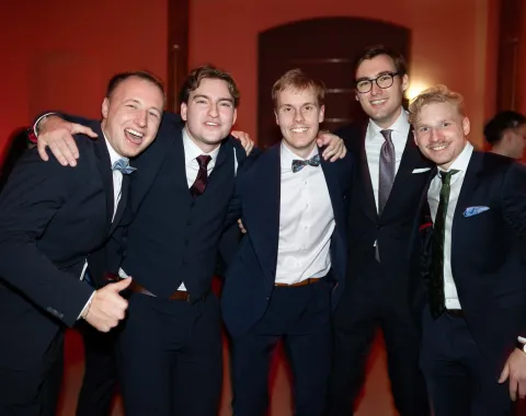 Gruppe-posiert-für-Foto-Uniball