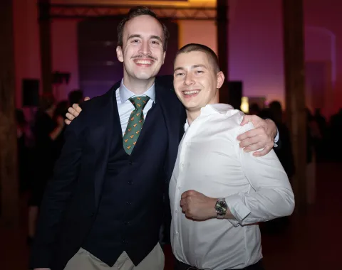 zwei-Personen-posieren-für-Foto-Uniball