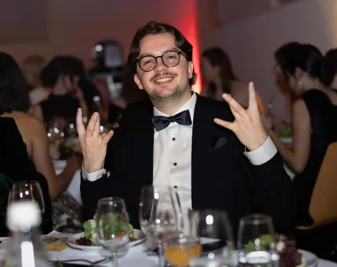 Lachender-Gast-Handgeste-Universitätsball-Liechtenstein