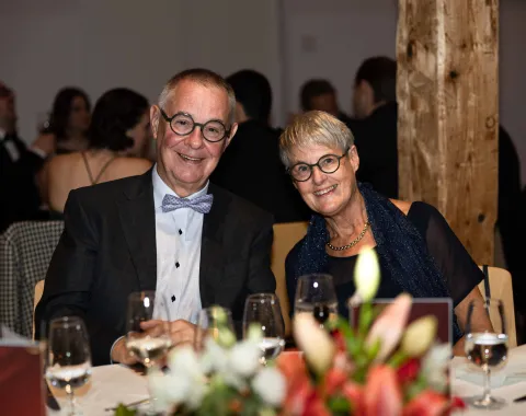 Älteres-Paar-am-Tisch-Uniball-Uni-Liechtenstein