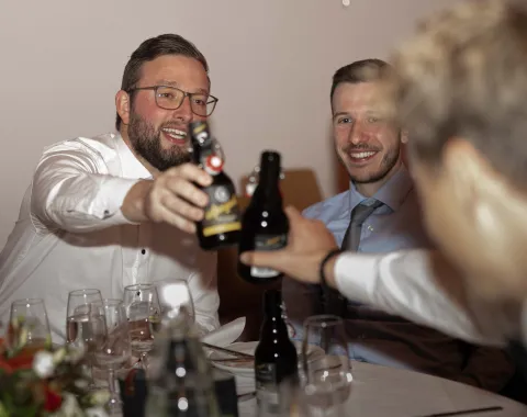Gaeste-stossen-mit-Bier-an-Uniball-Uni-Liechtenstein