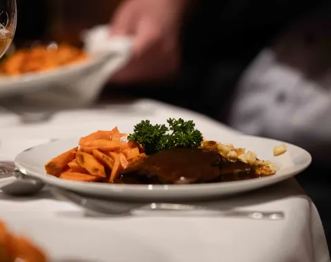 Hauptgang-Karotten-Braten-Uniball-Uni-Liechtenstein
