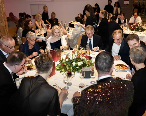 Grosse-Tischrunde-Abendessen-Uniball-Uni-Liechtenstein