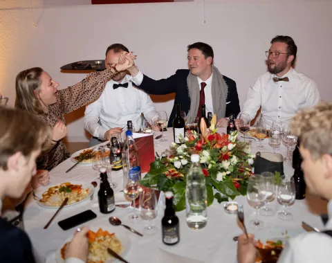 Gäste-Handschlag-lachend-Uniball-Uni-Liechtenstein