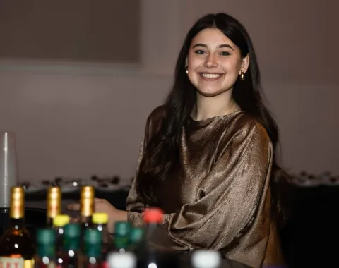 Lächelnde-Frau-an-der-Bar-Uniball-Uni-Liechtenstein