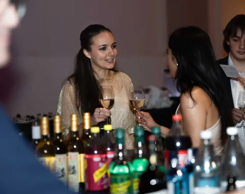 Frauen-an-der-Bar-anstossen-Uniball-Uni-Liechtenstein