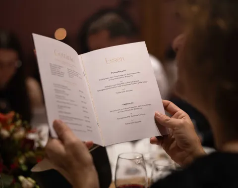 Gäste-lesen-Menuekarte-Uniball-Uni-Liechtenstein