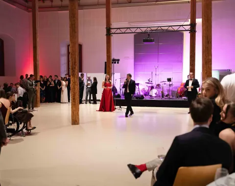 Moderation-vor-Buehne-Uniball-Uni-Liechtenstein