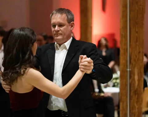 Zwei-Paare-tanzen-synchron-Uniball-Liechtenstein