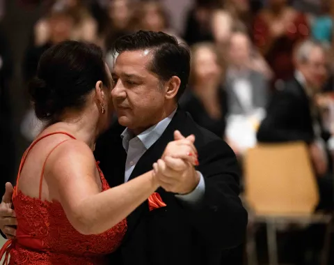 Paar-tanzt-rotes-Spitzenkleid-Uniball-Liechtenstein