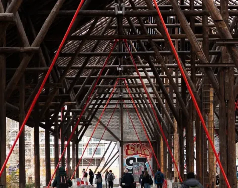 Offene Konstruktion mit Menschen, die sich bewegen