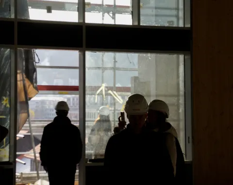 Mehrere Menschen auf einer Baustelle