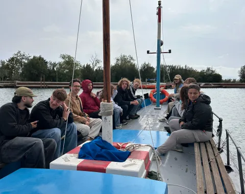 Gruppe junger Studierender auf einem Segelboot