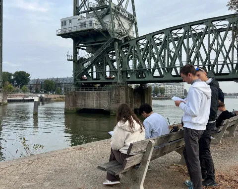 Junge Menschen vor einer Stahlbrücke