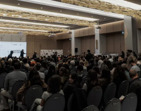 Saal mit vielen Menschen