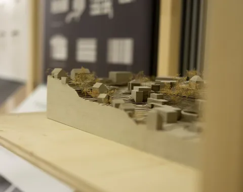 Ein Architekturmodell aus Graukarton