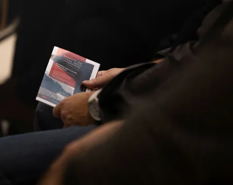 Nahaufnahme eines Vortragsflyers in rot und schwarz 