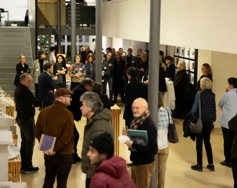 Gruppe von Menschen an einer Ausstellungseröffnung 