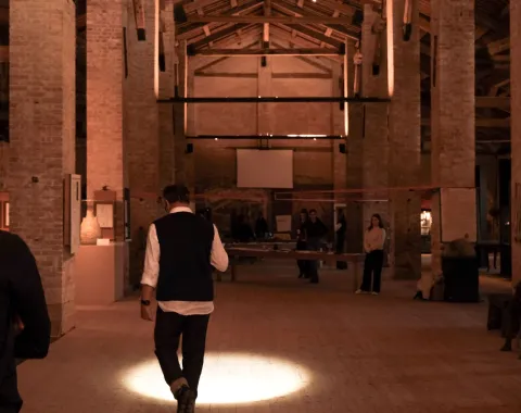 Ein Mann läuft in einer grossen Holzhalle