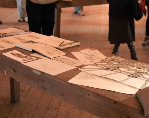 Skizzen, die auf einem Tisch liegen