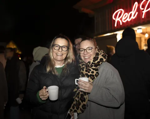 Mitarbeitende stehen zusammen im Red Pavillon.