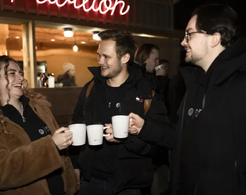 Studierende prosten sich zu am Red Pavillon.