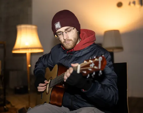 Studierendenband spielt Musik im Red Pavillon.
