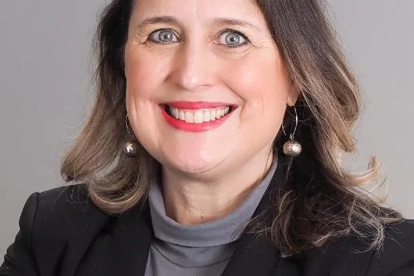 Lic. cc Gabriela Cortés lächelt in die Kamera