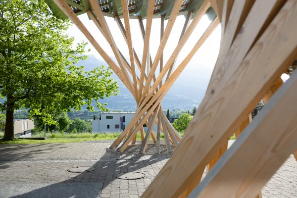 Architektonischer Holzpavillon mit Blick ins Rheintal auf dem Campus der Universitaet Liechtenstein.