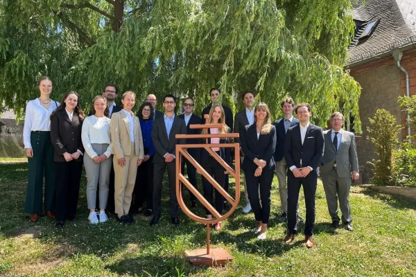Jeffrey Lee Brüstle, wissenschaftlicher Mitarbeiter an der Universität Liechtenstein, präsentiert seine Forschung zum gemeinnützigen Trust in Liechtenstein auf dem Doktorandenseminar des Deutschen Stiftungsrechtstags 2025.