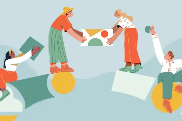 Illustration von vier stilisierten Personen, die auf geometrischen Formen balancieren und zusammenarbeiten. Eine Person reicht einer anderen ein abstraktes Objekt. Die Szene symbolisiert Teamarbeit und Kooperation.